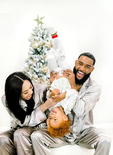 Black Family Holiday Photos, Holiday Photo Shoot Ideas, Christmas Mini Session Ideas, Christmas Photo Shoot Ideas, Black Family Christmas, Christmas Fashion Photography, Christmas Photo Shoot, Christmas Family Photoshoot, Family Mini Sessions