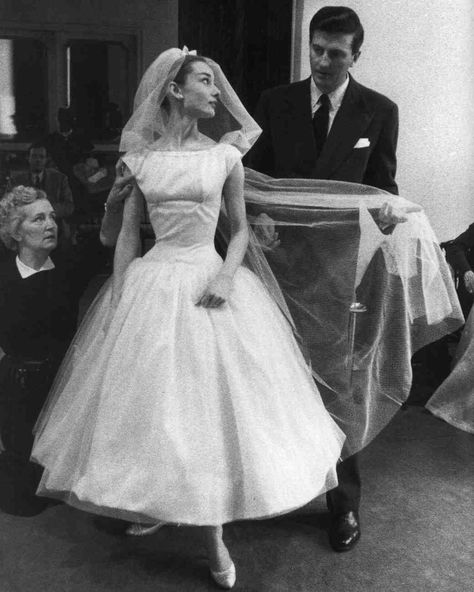 "Funny Face" Wedding Dress Audrey Hepburn was rocking her Givenchy dress way before Bey, as Jo Stockton in this 1957 movie. The super-chic, tea-length wedding gown has become one of the most iconic in the history of film. Funny Face Wedding Dress, Audrey Hepburn Wedding Dress, Audrey Hepburn Wedding, Audrey Hepburn Funny Face, Audrey Hepburn Outfit, Movie Wedding Dresses, Audrey Hepburn Pictures, Audrey Hepburn Dress, Iconic Weddings