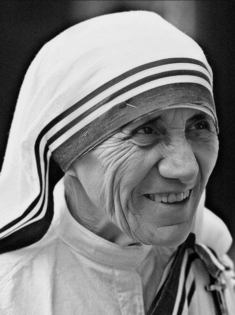 Mother Teresa Drawing, Mother Teresa Pictures, Mother Teresa Art, Vivekananda Wallpapers, Tony Stark Art, Step By Step Sketches, Bharatanatyam Poses, Black And White Photography Portraits, Captain America Art