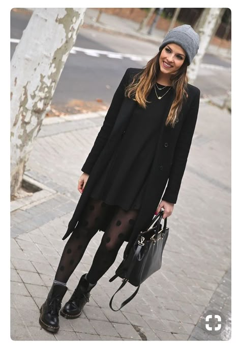 T Shirt Dress In Winter, Stil Rock, Doctor Martens, Trendy Taste, Outfits Timeless, Doc Martens Outfit, Sweater Dress Outfit, Black Sweater Dress, Outfit Chic