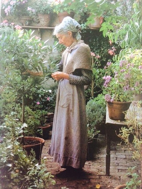 Tasha Tudor Lifestyle, Old Lady Aesthetic, Old Woman Aesthetic, Cottage Fashion, French Cottage Garden, British Cottage, Tasha Tudor, The Most Beautiful Woman, Leo Buscaglia