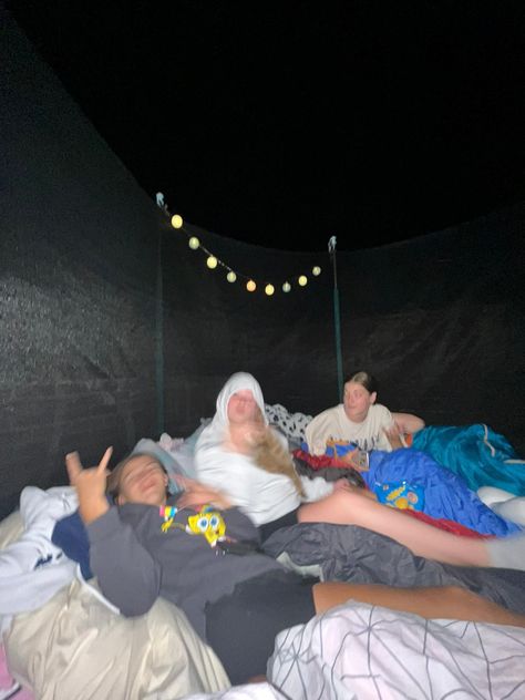 School Sleepover Aesthetic, Sleepover Ideas Pictures, Camping Vibes Friends, Trampoline Sleepover Aesthetic, Summer Trampoline Sleepover, Outdoor Sleepover, Summer Sleepover Ideas, Summer Ideas With Friends, Camping Setup Ideas