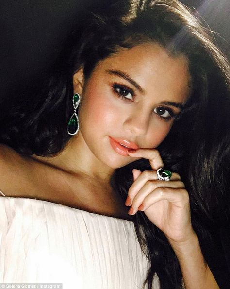 Sultry stare: She shared a stunning selfie to her Instagram on Monday while posing with a ... Estilo Vanessa Hudgens, Selena Style, Selena Selena, Peach Lipstick, Alex Russo, Barbara Gordon, Selena Gomez Pictures, Selena G, Eva Green