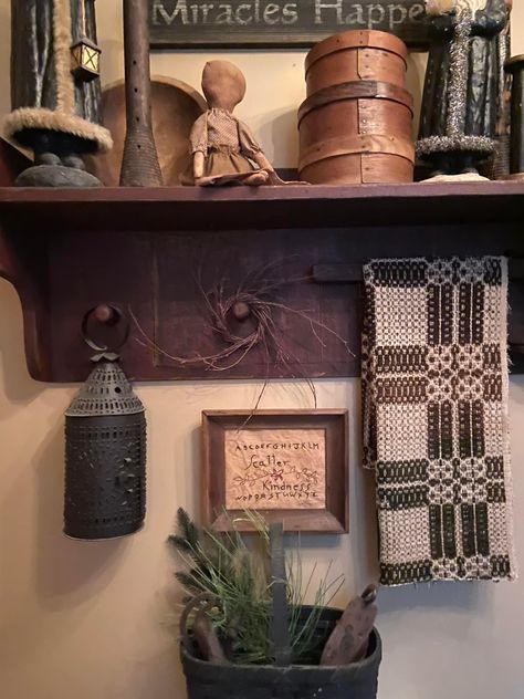 Primitive Shelves Wall Shelves, Decor With Baskets, Primitive Wall Shelf, Colonial Primitive Decor, Colonial Living Room, Primitive Shelves, Shelf Decorating, Primitive Wall Decor, Primitive Shelf