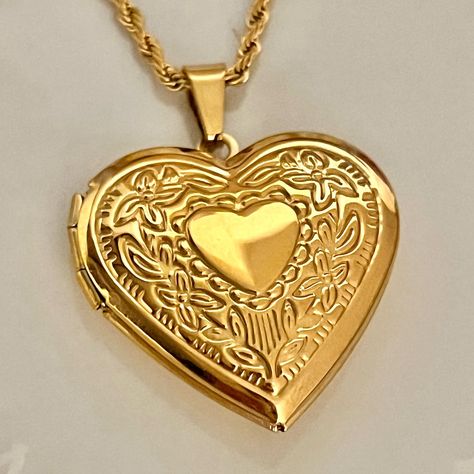 Love at first sight ✨ You can never go wrong with a classic heart locket necklace. In frame Classic Heart Locket Necklace - 18K Gold Plated #peachyaccessories_official #jewellery #jewellerydesign #necklace #layerednecklaces #modernjewelry #modernjewellery Tattoo Zeichnungen, Heart Locket Necklace, Classic Frame, Love At First, Heart Locket, Love At First Sight, Locket Necklace, Modern Jewelry, Layered Necklaces