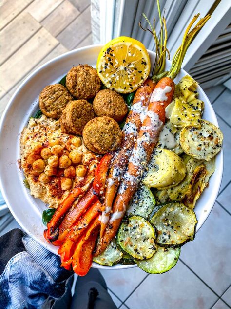 Everything Delish, Falafel Bowl, Roasted Veggies Recipe, Carrots Roasted, Favorite Salad, Homemade Hummus, Glazed Carrots, Veggie Bowl, Veggie Tray