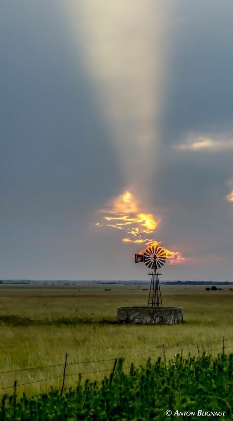 Farm Windmill, Windmill Water, Old Windmills, Wind Mills, Country Scenes, Old Barns, Sun Rays, Pics Art, Beautiful Photography