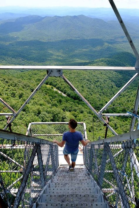 10 of the Best Hikes in Asheville, North Carolina. Located alongside the Blue Ridge Mountains and the Appalachian Trail, Asheville is surrounded by some of the best hiking in the USA, and is of the top things to do in the area. Making for the perfect day trip, these trails range from easy to difficult. Travel in Asheville, NC | TravelFREAK Adventure Travel Blog #Travel #TravelTips #TravelGuide #Wanderlust #BucketList #Asheville #NorthCarolina #Hiking Asheville Hikes, North Carolina Hiking, Tenda Camping, North Carolina Travel, The Appalachian Trail, Asheville North Carolina, The Perfect Day, Appalachian Trail, Blue Ridge Mountains