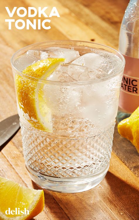 Vodka and tonics take no bartender experience and are a breeze to make. #easy #recipe #cocktails #howtomake Vodka Mixed Drinks Recipes, Summer Vodka Drinks, Mixed Drinks Alcoholic, Tonic Cocktails, Vodka Mixed Drinks, New Years Eve Drinks, Vodka Tonic, Booze Drink, Low Carb Cocktails