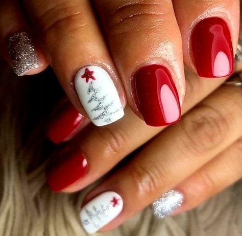 Round Nails Short Christmas, 2024 Xmas Nails, Holiday Gel Manicure, Gel Christmas Nail Ideas, Christmas Nails Short Red And Green, Red Crome Nails Nailart, Nails Dip Christmas, Pedicure Winter 2024, Red Christmas Tree Nails