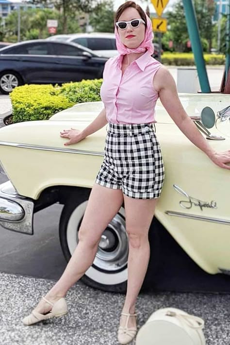 Pink Top With Printed Shorts 50s Fashion Outfit Idea #pinktop #shorts ★ The effect of vintage 50s fashion on modern formal and casual outfits   and not only. #50sfashion #vintageoutfits #retrooutfit #vintagestyle #retrostyle #50s #50sstyle Mrs Maisel Outfits, Maisel Outfits, Vintage 50s Fashion, 50s Inspired Outfits, 50s Style Outfits, 50s Outfit, Midge Maisel, 50s Womens Fashion, The 50s Fashion