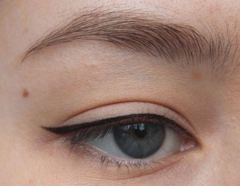 Jul 2, 2020 - This Pin was discovered by Jamien. Discover (and save!) your own Pins on Pinterest. Eyeliner Smokey, Mac Eyeliner, Cat Eye Eyeliner, Permanent Makeup Eyeliner, Permanente Make-up, Eyeliner For Hooded Eyes, Bentuk Alis, Natural Eyeliner, Tutorial Eyeliner