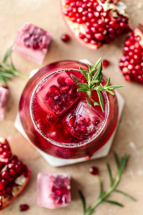 Pomegranate Gin & Tonic - Delight Fuel Pomegranate Drink Recipes, Pomegranate Recipes Drinks, Chocolate Cranberry Tart, Vegan Chocolate Mousse Cake, Pomegranate Drink, Rainbow Smoothie, Pomegranate Gin, Pomegranate Drinks, Chocolate Espresso Cake