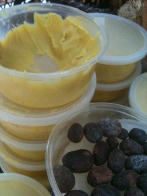 Unrefined shea butter and the shea butternut. Shea Butter Hair Moisturizer, Shea Butter Soap Recipe, Shea Butter Lotion Recipe, Shea Butter Hair Mask, Coconut Oil Body Butter, Shea Butter Shampoo, Shea Butter Face, Shea Butter Recipes, Shea Butter Moisturizer