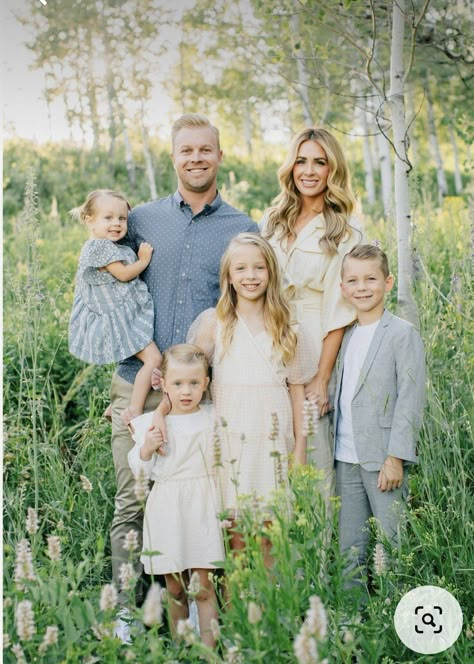 Family Of 6 Poses, Family Photography Outfits, Spring Family Pictures, Family Portrait Outfits, Summer Family Pictures, Family Photo Colors, Big Family Photos, Nelson Family, Family Photoshoot Poses