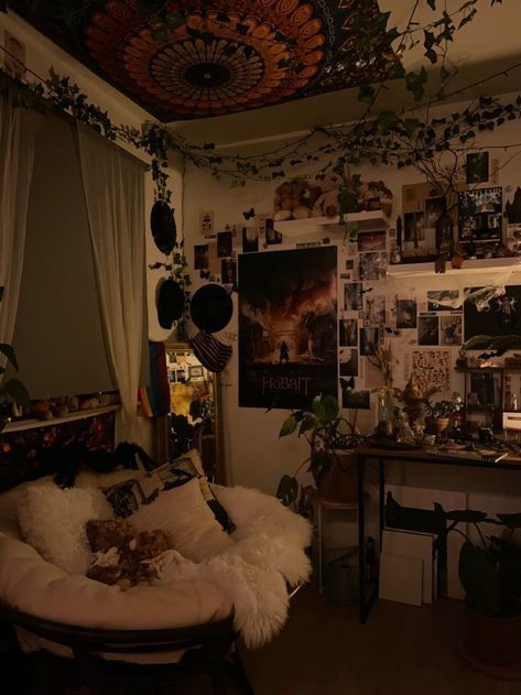 Room Inspiration Cluttercore, Grunge Vintage Bedroom, Untidy Room Aesthetic, Dark Cottage Core Room Ideas, Bedroom With Personality, Cozy 90s Bedroom, Dark Grunge Room Aesthetic, Dream Room Cozy, Helping U Find Ur Style