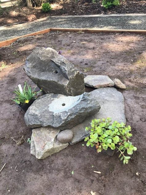 Diy Stone Water Feature, Diy Rock Water Fountain, Rock Fountains Outdoor, Rock Fountain Ideas, Simple Fountain, Rock Water Feature, Backyard Patio Makeover, Rock Water Fountain, Stone Water Features