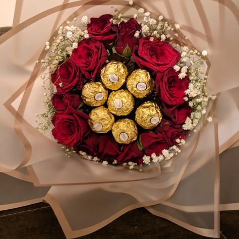 Roses n Rochers bouquet 💕 For ur loved ones ❤️ Can b customised Dm for more details..9321613200. . . (Roses, Ferrero rochers, bouquet, baby breath, gypsy,) . #ferrerorocher #roses #flowers🌸 #chocolover #bouquet #chocolatebouquet #rosebouquet Bouquet Baby Breath, Ferrero Bouquet, Rocher Bouquet, Ferrero Rocher Bouquet, Chocolate Flowers Bouquet, Instagram Roses, Baby Breath, Rose Fashion, Chocolate Bouquet