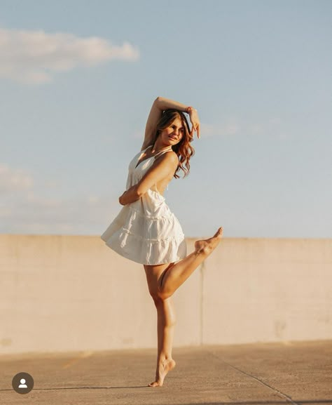 Dance Poses For Pictures Ballet, Senior Dancer Photography, Dance Senior Photoshoot Ideas, Poses For Dancers Photoshoot, Cute Dance Poses Picture Ideas, Ballerina Senior Pictures, Dance Pictures Outside, Dance Photo Poses Easy, Dance Pictures On The Beach