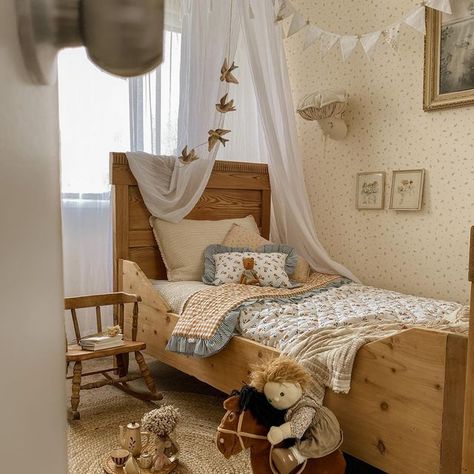 Tiny Toddler Room, Vintage Kids Bedroom, Farmhouse Kids Bedroom, Vintage Toddler Rooms, Whimsical Kids Room, Whimsical Bedding, Vintage Boys Room, Vintage Country Style, Vintage Kids Room