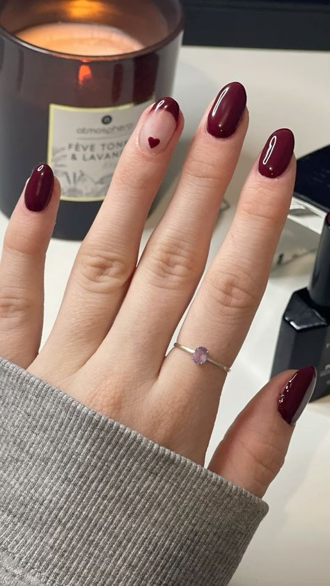 Short Nails Ideas Burgundy, Nail Inspo For Short Square Nails, Gel Nail Designs November, Fall Nail Ideas Burgundy, Simple Autumn Nail Art, Fall Nails Burgundy Oval, Short Gel Nails Maroon, Autumn Nails For Short Nails, Fall French Tips Short Nails