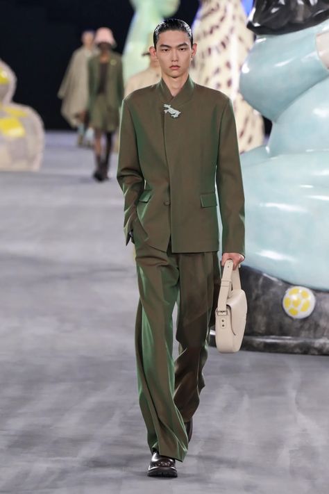 Dior Men Spring 2025 Men’s Runway, Fashion Show & Collection Review [PHOTOS] Paris Fashion Week Men, High Fashion Runway, High Fashion Men, Dior Men, Men Dior, Ideal Wardrobe, Menswear Runway, Men Spring, Show Collection