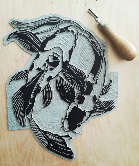 Block Printing On Paper, Linoleum Print Ideas Animals, Linocut Prints Animals, Relief Printmaking Ideas, Koi Fish Linocut, Lino Block Printing Ideas, Linolium Printing Designs, Linoleum Printmaking Ideas, Beginner Linocut Designs