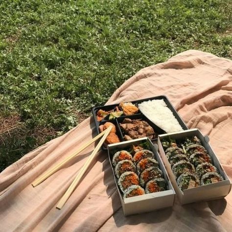 pinterest // @reflxctor sushi picnic Picnic Date, Picnic Ideas, Think Food, Cafe Food, Date Ideas, Bento Box, Korean Food, Pretty Food, A Picnic