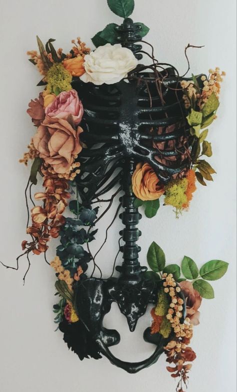 Fall Townhouse Decor, Dried Flowers Halloween, Skeleton Floral Decor, Floral Skull Decor, Plant Halloween Decorations, Dark Halloween Decorations, Skeleton Torso With Flowers, Wreath Hanging Ideas, Diy Skull Decor