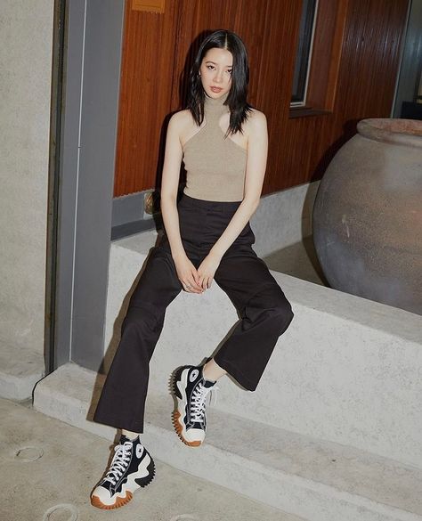 10 Black High Top Converse Outfit Combos as Seen on Celebs Converse High Cut Outfit Street Styles, High Cut Shoes Outfit Ideas, Converse Highcut Outfit, Highcut Outfit, High Cut Shoes Outfit, Converse Highcut, High Cut Converse Outfit, High Cut Outfit, Black High Top Converse Outfits