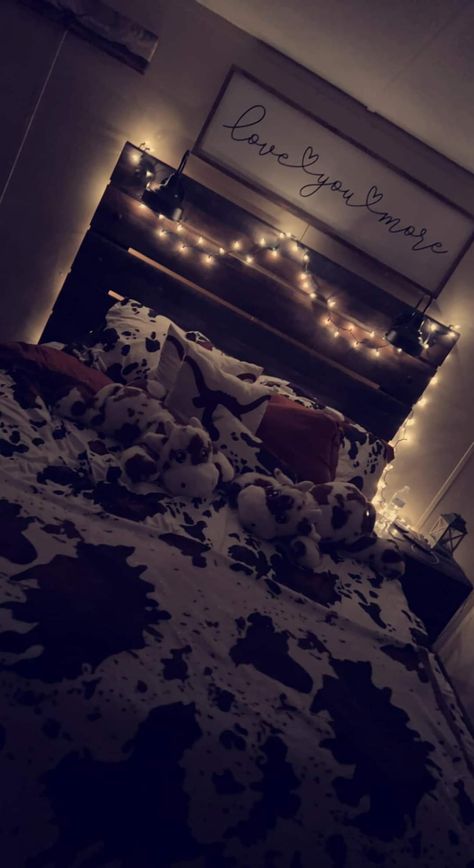 Cowgirls Bedroom Ideas, Grey Country Bedroom, Soft Western Bedroom, Cow Print Bedding Aesthetic, Room Decor Ideas Western, Western Room Ideas Bedrooms Cowboy Theme, Bedroom Inspirations Country, Cow Print Room Decor Aesthetic, Bedroom Ideas For Medium Rooms