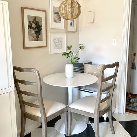 Small Round Kitchen Table, Small Dining Nook, Small Dinner Table, Apartment Dining Area, Round Tables Dining, Tiny Dining Rooms, Dining Nooks, Dining Room Nook, Living Room Nook