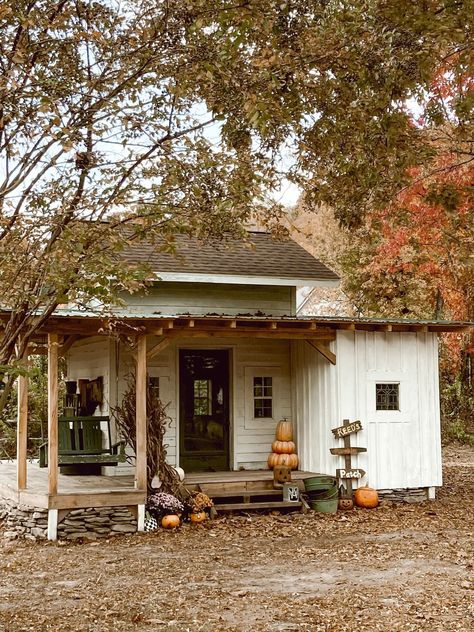 Cheap She Shed Ideas, She Shed With Porch, She Shed Porch, She Shed Exterior Ideas, Inside She Shed Ideas, Craft Sheds, She Shed Exterior, Rustic She Shed, Shed Exterior Ideas