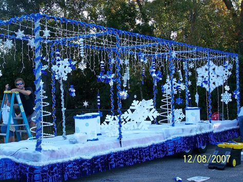 Frozen Parade Float, Winter Parade Float, Holiday Parade Floats, Parade Float Diy, Christmas Trailer, Snow Place Like Home, Homecoming Floats, Christmas Parade Floats, Floating Decorations