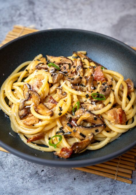 30-Minute Miso Bacon Mushroom Carbonara - Chasing Cravings Miso Carbonara, Tomato Sauce From Scratch, Creamy Carbonara Sauce, Make Tomato Sauce, Mushroom Carbonara, Bacon Carbonara, Creamy Carbonara, Sw Recipes, Meal Train