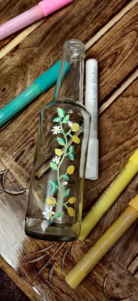 glass bottle painting lemons creeper with acrylic paint Glass Bottle Painting, Lemon Painting, Acrylic Markers, Wine Painting, Painted Bottle, Bottle Painting, Glass Painting, Paint Designs, Glass Bottle