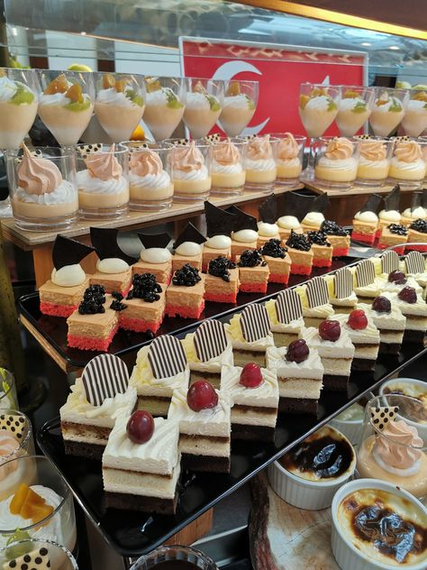 Pastry Buffet Display, Pastry Display Ideas Dessert Tables, Cupcake Catering, Pastries Buffet, Pastry Buffet, Street Food Business, Mini Dessert Recipes, Dessert Cups Recipes, Pastry Display