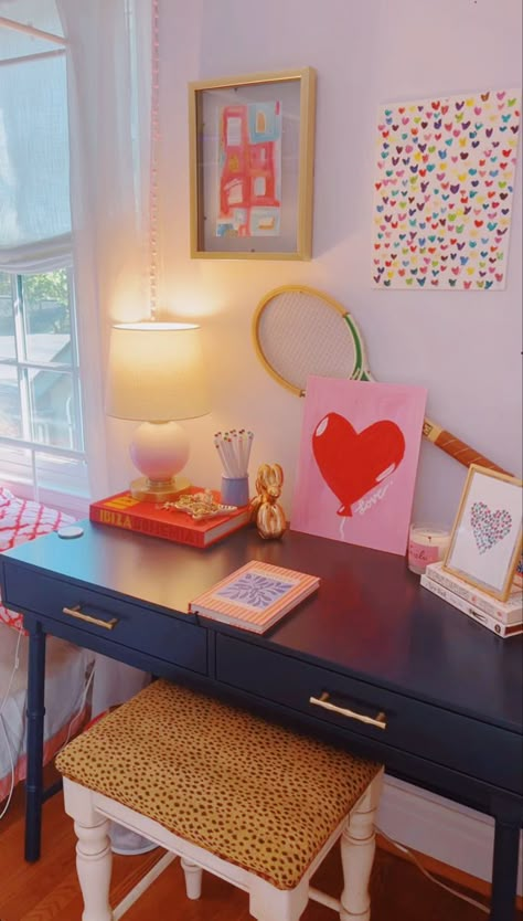 Desk Inspo Preppy, Preppy Room Decor Desk, Preppy Desk, Cute Dorm Decor, Collage Dorm Room, Preppy Apartment, Sorority Room, Room Decor Desk, Move In Day