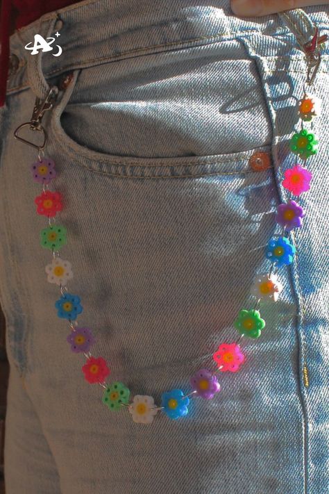 Pant Decoration Ideas, Perler Bead Jean Chain, Pants Decoration Diy, Diy Pants Chain, Diy Jean Chain, Chains For Jeans, Flower Perler Beads, Chain For Pants, Daisy Jeans