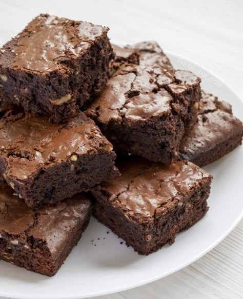 Easy Keto Low Carb Brownie Recipe made with Almond Flour and Swerve. Low Carb Brownie, Dolce Poche Calorie, Resep Brownies, Low Carb Brownies, Postre Keto, Dessert Aux Fruits, Keto Dessert Easy, Homemade Brownies, Low Carb Chocolate