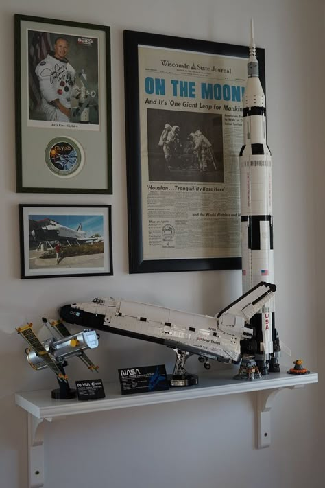 Lego Sets Display Ideas, Aesthetic Lego Display, Lego Room Aesthetic, Lego Decorations Room, Lego Shelf Display, Nasa Room, Ikea Bergshult, Lego Collection Display, Lego Saturn V