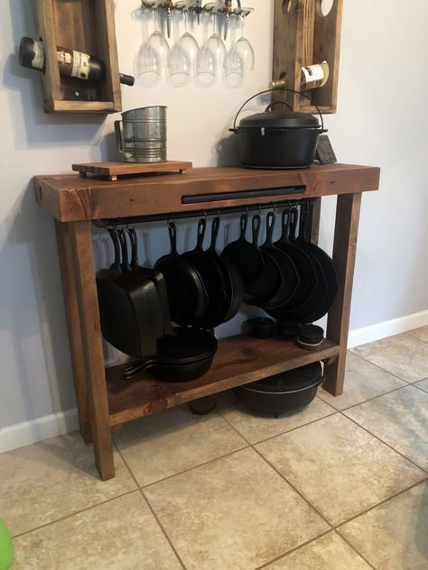 Homemade Kitchen Storage Ideas, Cast Iron Kitchen Decor, Cast Iron Pan Rack, Cast Iron Skillet Kitchen Display, Cast Iron Organization Storage Ideas, Kitchen Cast Iron Display, Diy Cast Iron Wall Storage, Cast Iron Skillet Organization, Lodge Cast Iron Storage Ideas