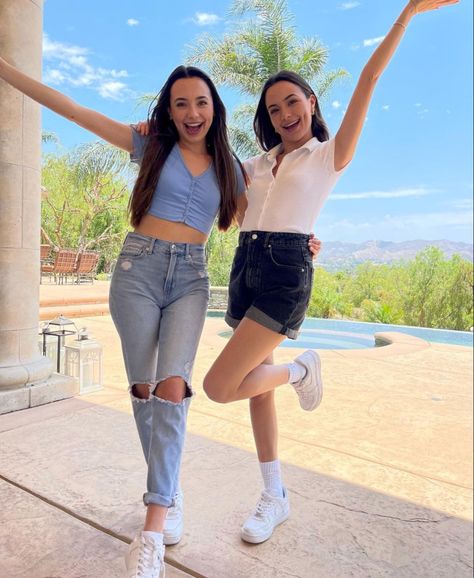 Merrill Twins, Merell Twins, Veronica And Vanessa, Twins Outfit, Veronica Merrell, Celebrity Fits, Vanessa Merrell, Crush On Me, Merrell Twins