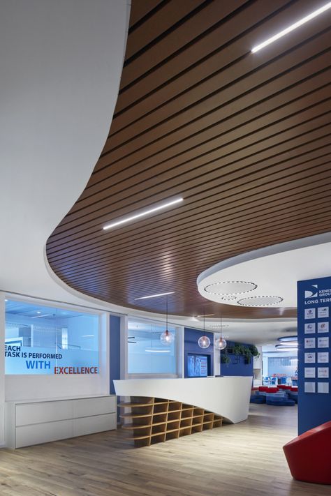 Commercial Ceiling Design Modern, Office Reception False Ceiling Design, Louvre Ceiling Design, Ceiling Design Library, Commercial Office Ceiling Design, Office Lobby Ceiling Design, Corporate Office Ceiling Design, Wood Ceiling Interior Design, Modern Office Ceiling Design