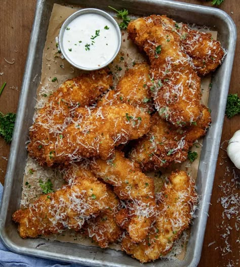 Yummy Food For Dinner Healthy, Crispy Chicken Tender Recipes, Chicken Party Recipes, Parmesan Crusted Chicken Tenderloins, Tonight Dinner Ideas, Beginner Meals To Cook, Snacky Dinner Idea, Garlic Parm Chicken Tenders, Chicken Tenders With Garlic Parmesan Rice