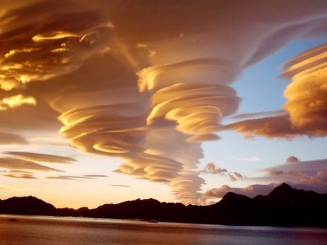 50 Awesome Natural Phenomena That Will Blow Your Mind | Page 5 of 5 | Fact Republic Lenticular Clouds, Clouds In The Sky, Cloud Formations, Wild Weather, Image Nature, Awesome Nature, Whitney Houston, Natural Phenomena, Beautiful Sky