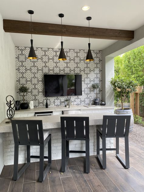 Lanai Kitchen Ideas, Outdoor Kitchen Wall Ideas, Covered Bbq Area Ideas Outdoor, Outside Bar Ideas Patio, Outdoor Kitchen With Pool, Outdoor Kitchen With Island, Outdoor Wall Tiles Ideas, Patio Kitchen Ideas Outdoor, Small Outdoor Kitchen Design