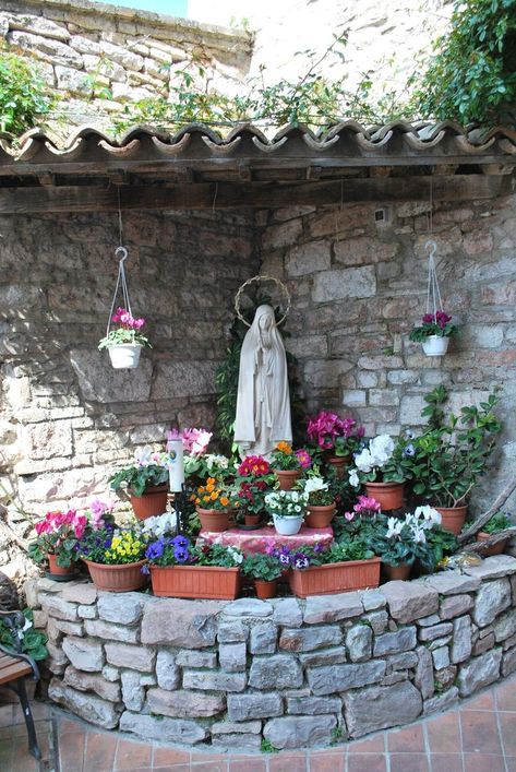 Virgin Mary Statue Garden, Marian Garden, Grotto Design, Mary Garden, Home Altar Catholic, Assisi Italy, Sacred Garden, Altar Design, Prayer Garden