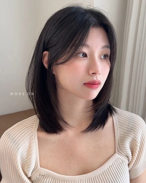 Jihyo Medium Hair, Shoulder Length Haircut Asian, Shoulder Length Korean Haircut, Shoulder Length Asian Hair, Short Haircuts For Fine Straight Hair, Haircut For Round Face Short Hair, Asian Bob Haircut Round Faces, Mid Haircuts For Women, Japanese Haircut Medium