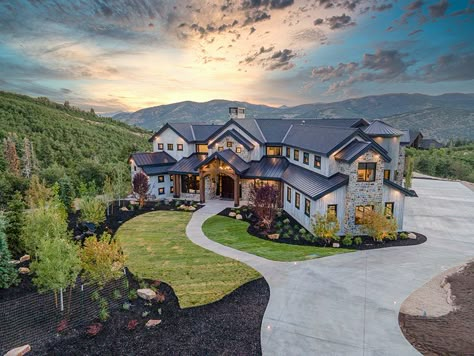 Home by Tekton Builders. Photo courtesy Park City Showcase of Homes. Luxury Houses Mansions, Dream Mansion, Dream Life House, Future House Ideas, Luxury House Plans, Dream House Ideas, Mansions Homes, Dream House Rooms, App Covers